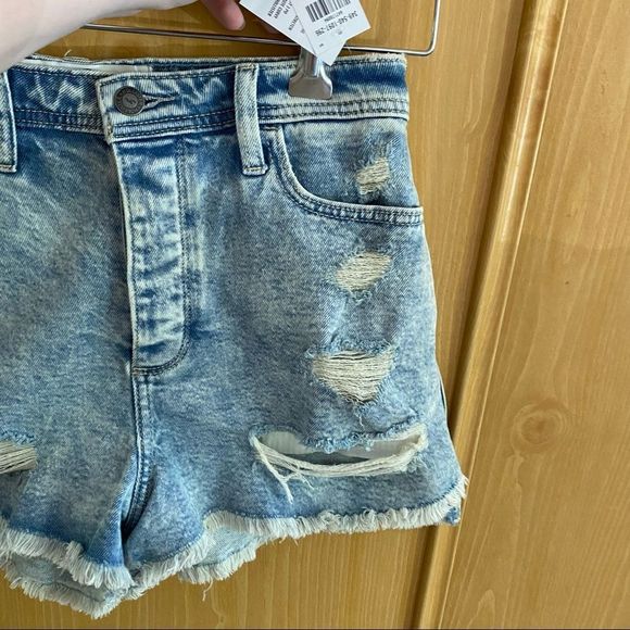 Hollister • Curvy Ultra High Rise Mom Shorts in Distressed Acid Wash - Picture 4 of 14
